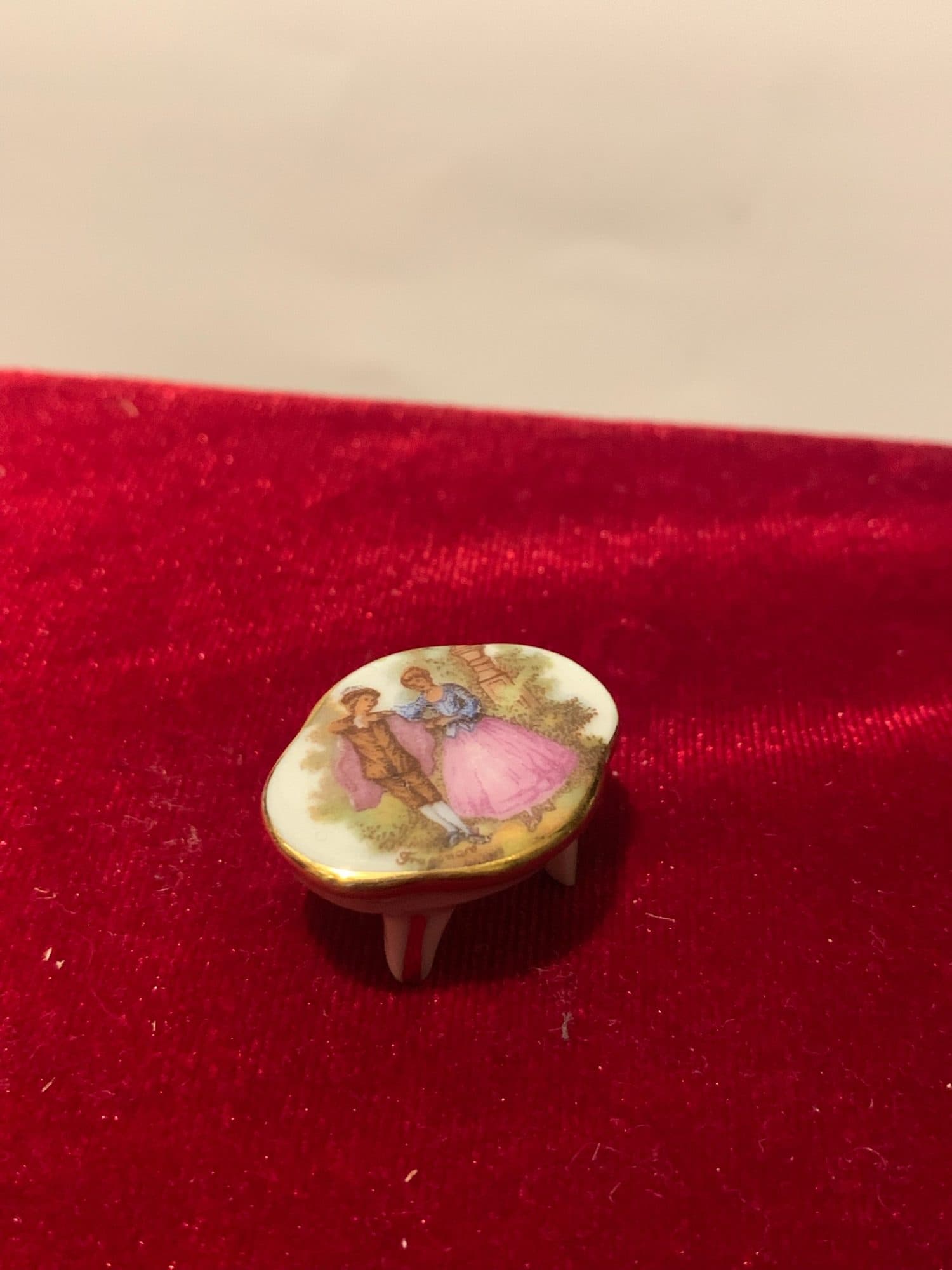 Vintāžas Limoges baltā porcelāna miniatūrs galdiņš