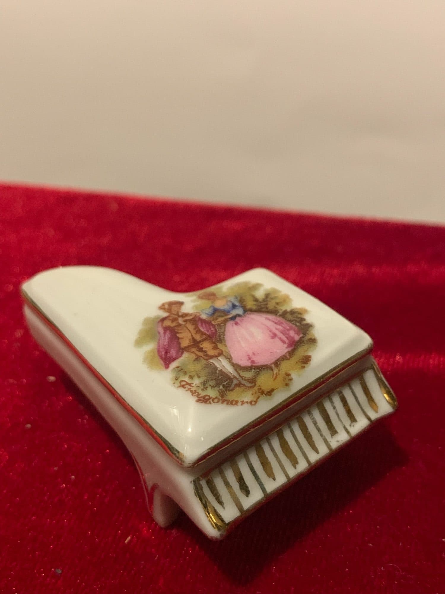 Vintāžas baltā porcelāna miniatūra flīģelis
