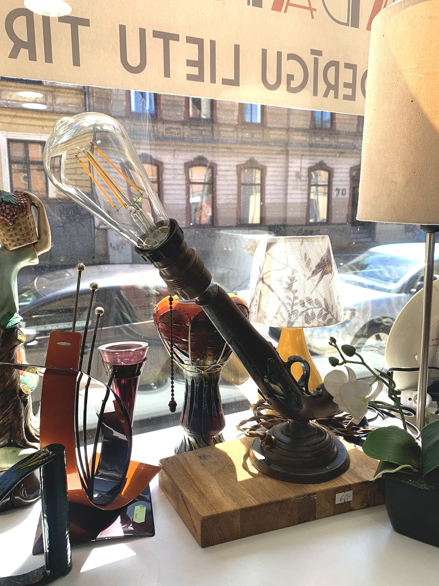 Vintāžas galda lampa pistoles formā, industriāls stils